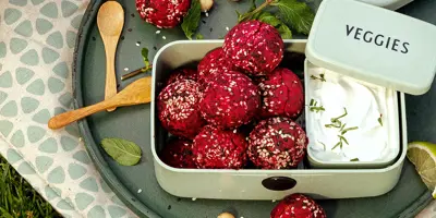 Pink-Sesam-Falafel Rezept: Mit frischer Rote Bete, muss man probiert haben!